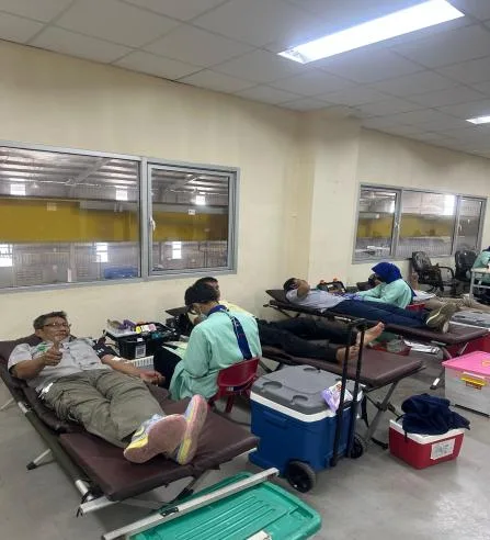 Karyawan berpartisipasi dalam kegiatan donor darah di lingkungan perusahaan