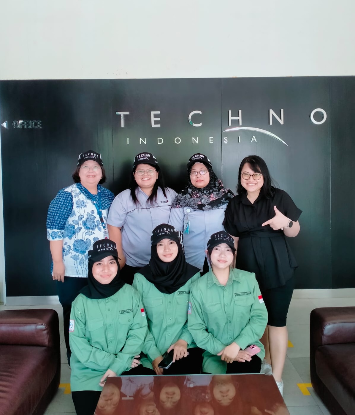 Peserta dan tim PT Techno Indonesia berfoto bersama setelah kegiatan kunjungan
