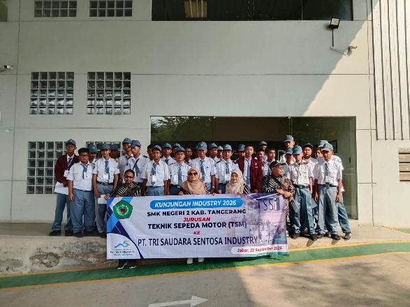Siswa dan guru SMKN 2 Kabupaten Tangerang berfoto bersama di PT Tri-Saudara Sentosa Industri
