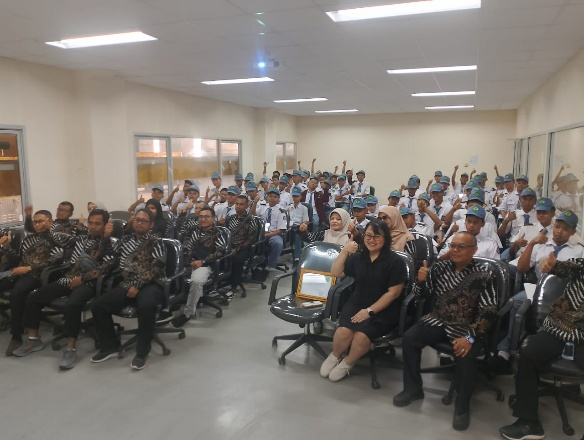 Siswa dan guru SMKN 2 Kabupaten Tangerang mengikuti sesi pengenalan dunia industri di TSSI